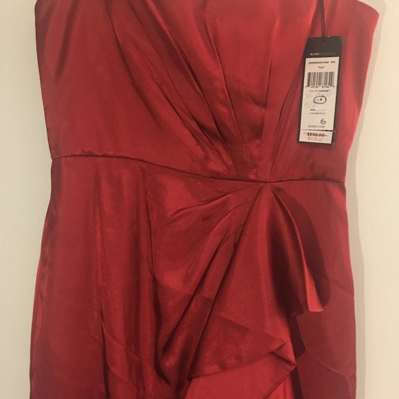 Red evening gown - Picture 4 of 4